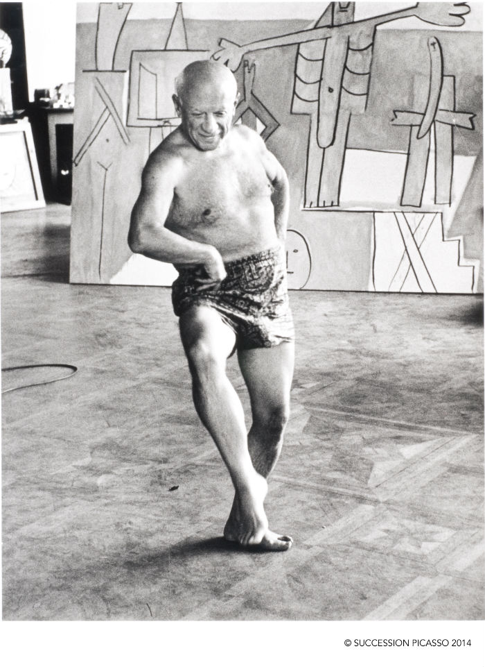 David Douglas Duncan Pablo Picasso bailando frente a Los bañistas en La Garoupe 1957