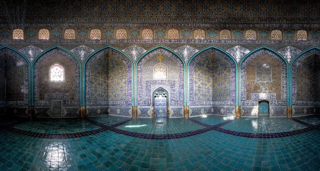 Incredible-and-Colorful-Mosque-7-640x343