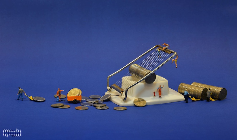 Miniature_People_Dealing_With_Everyday_Life_Objects_by_Thai_Designer_Poy_2015_11