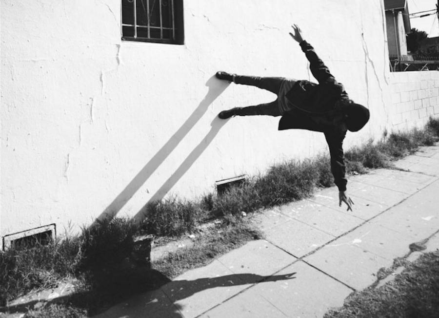 black-and-white-pictures-defying-gravity-1-900x651
