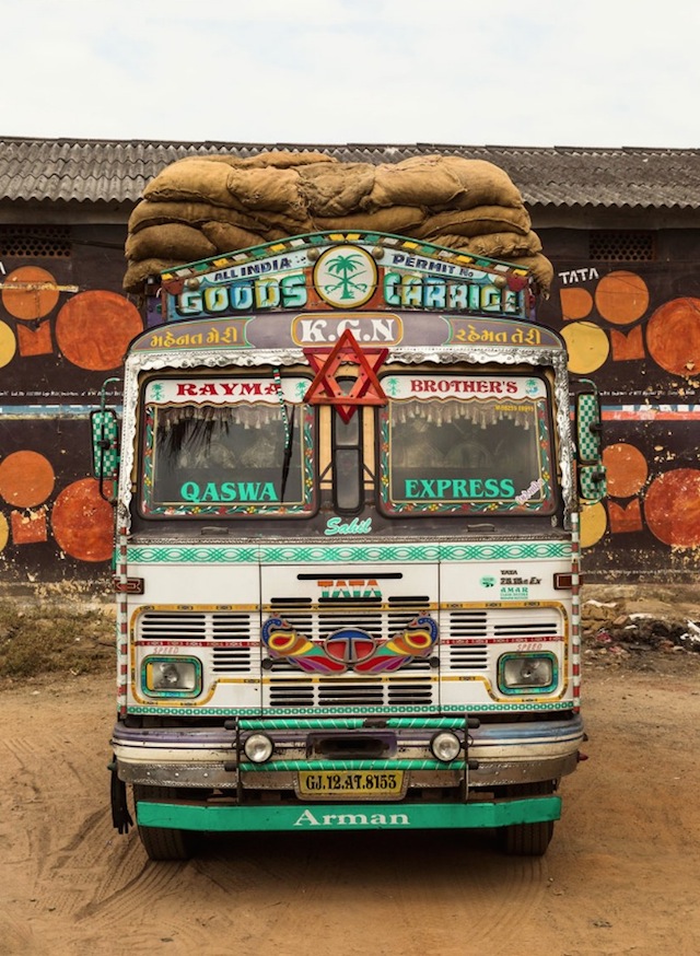 Indian-Technicolor-Trucks-Photography-28