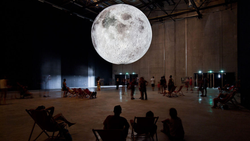 Luke-Jerram-Museum-of-the-Moon-Lieux-Publics-Cité-des-arts-de-la-rue-Marseille-Photo-Gregoire-Edouard-880x495