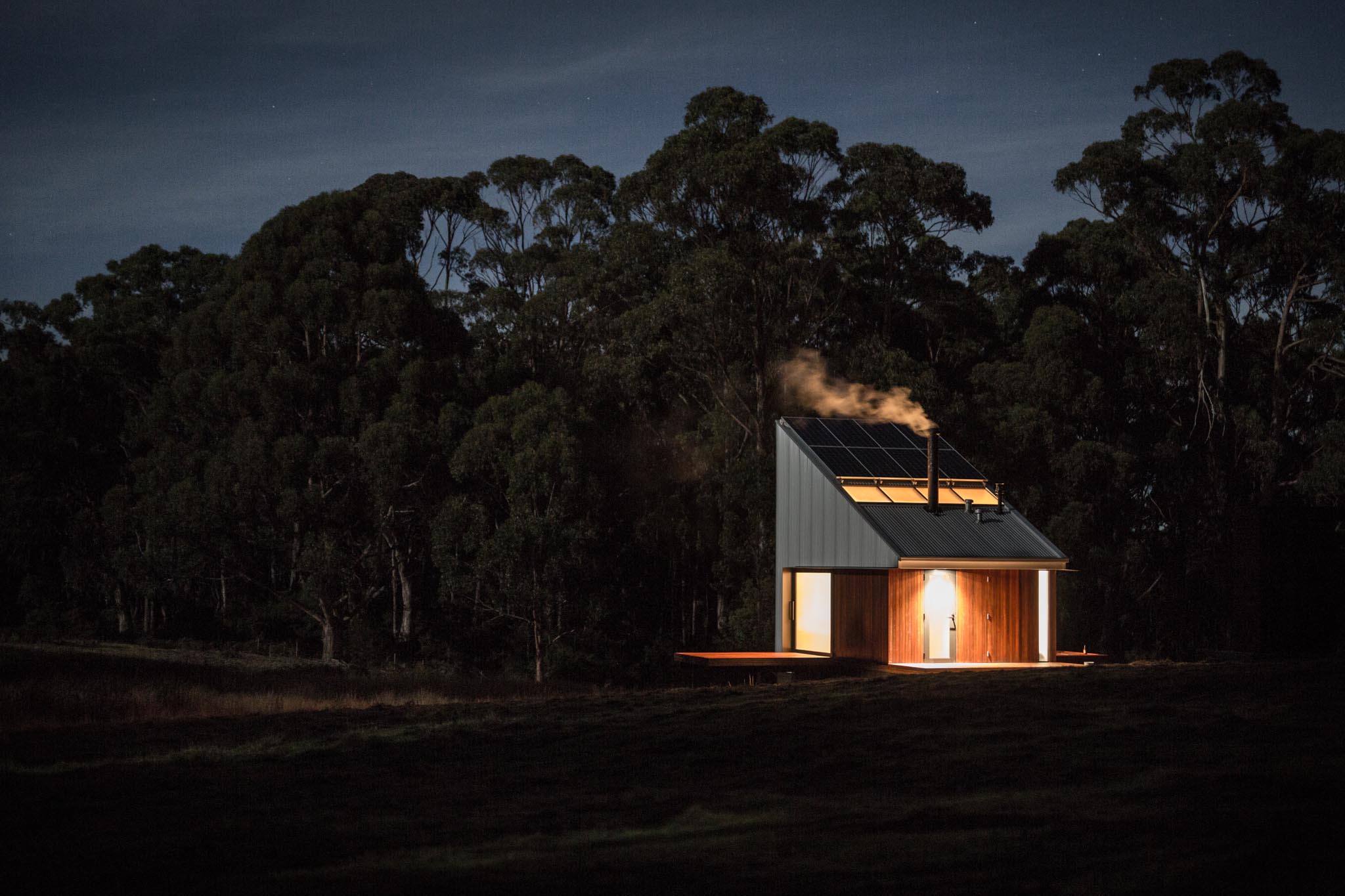 Un hogar entre eucaliptos creado por Maguire y Devine Architects
